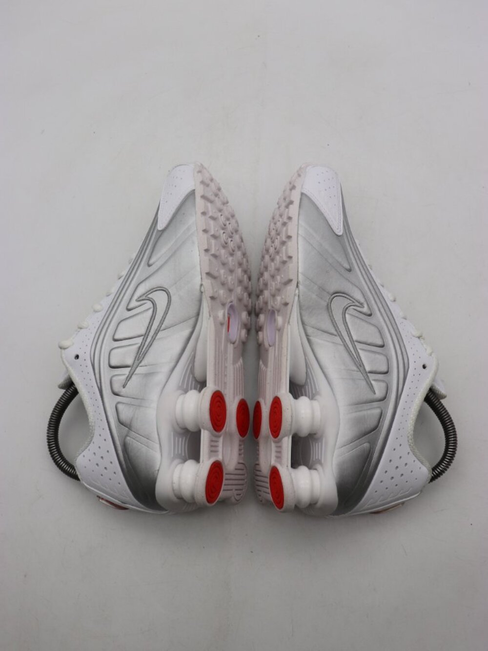 Nike Shox R4 Women’s Size 7.5 White/Metallic Silver Sneakers AR3565-101 - Picture 6 of 9